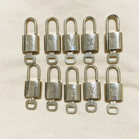 authenticity guaranteed LOUIS VUITTON LV 10 SET PADLOCK KEY BAG CHARM - Picture 1 of 4